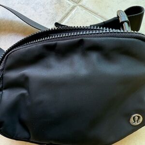 Lululemon Everywhere Belt Bag 1L: black
